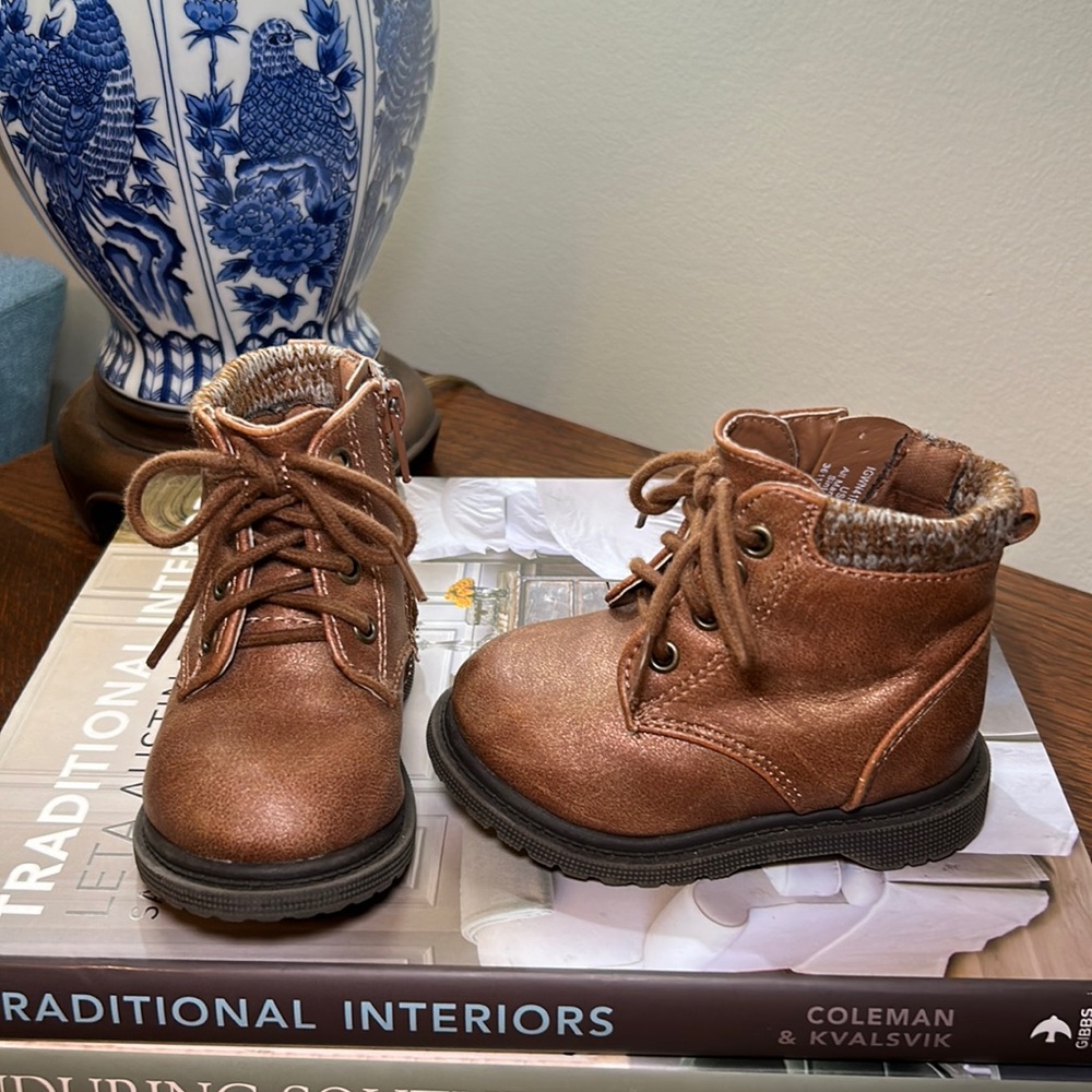Pair of toddler girls brown boots size 4